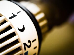 Ein Heizstrahler im Bad spart bei richtigem Einsatz Energie und Kosten