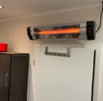 Ein im Badezimmer installierte Infrarot Bad Heizstrahler