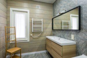 elektrischer Handtuchheizkörper im Bad an einer Wand montiert
