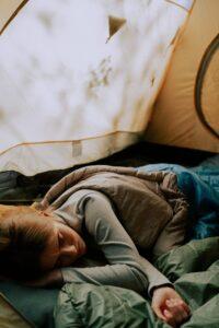 Isomatte als Unterlage beim Schlafsack mit kleinem Packmaß erhöht den Schlafkomfort
