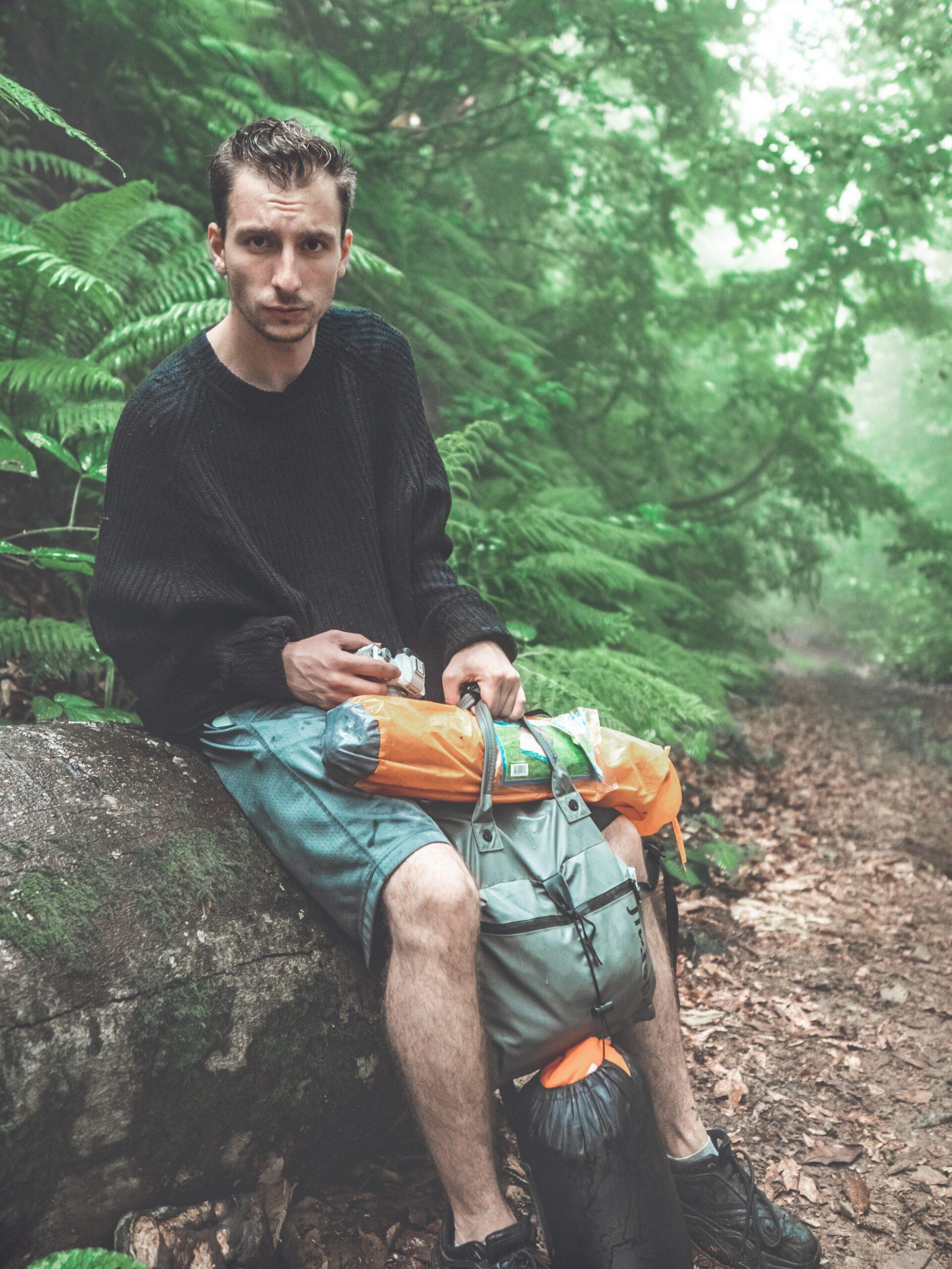 Schlafsack mit kleinem Packmaß am Rucksack befestigt