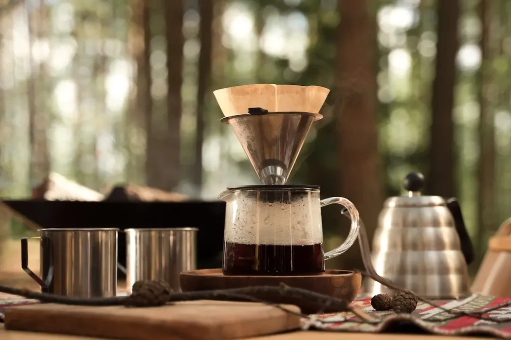 Pour-Over-Kaffee als Die Camping Kaffeemaschine