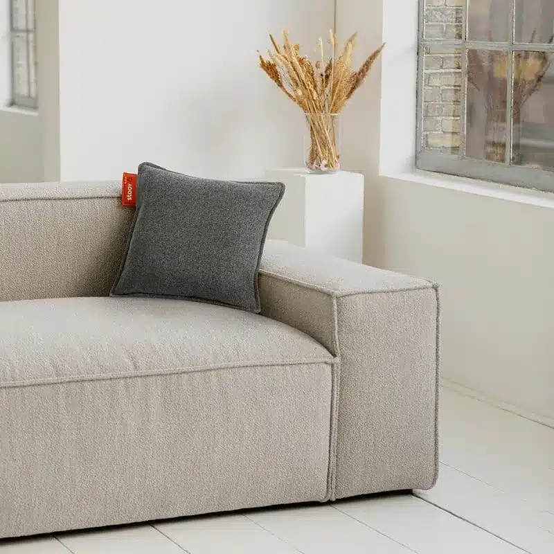 Ein Heizkissen mit Akku auf einem Sofa