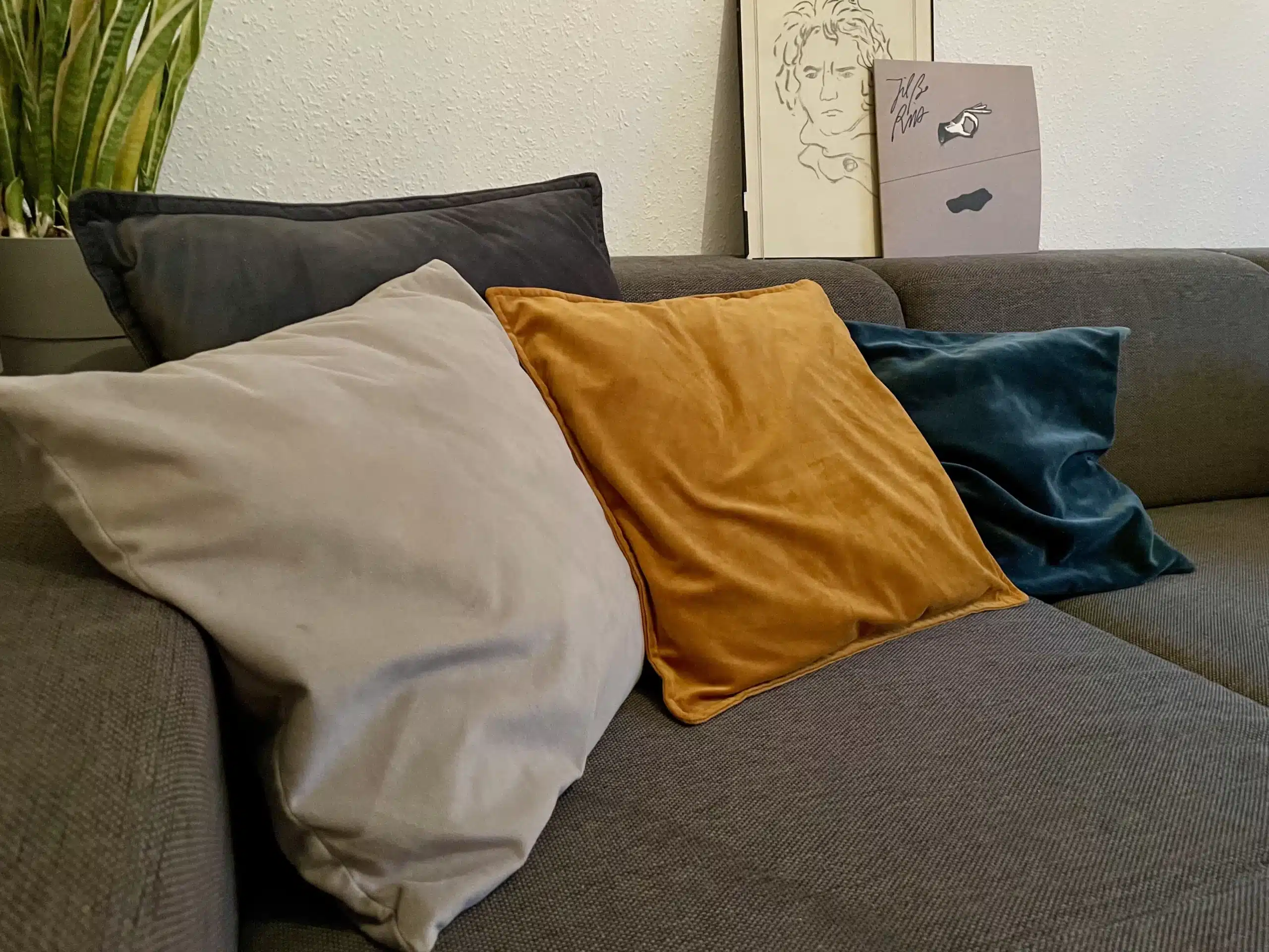 Mehrere Heizkissen mit Akku auf einem grauen Sofa