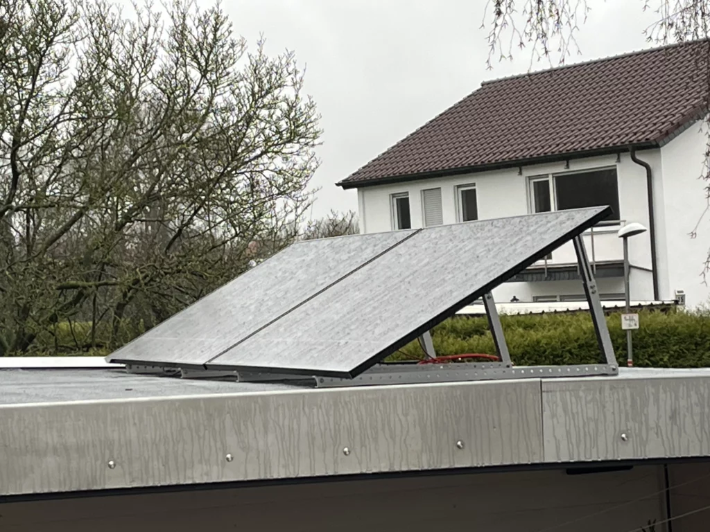 Balkonkraftwerk auf einem Flachdach montiert