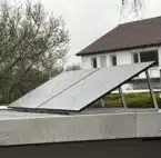Balkonkraftwerk auf einem Flachdach montiert