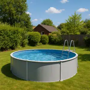 Ein großer Stahlwandpool steht in einem Garten
