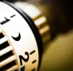 Eine Nahaufnahme eines Heizungsthermostat, wo Zahlen und Symbole zu sehen sind