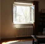 Ein vollständig geöffnetes Fenster zum richtigen Lüften im Winter des Wohnzimmers