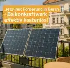 Ein auf einem Balkon montiertes Balkonkraftwerk für die Balkonkraftwerk Förderung