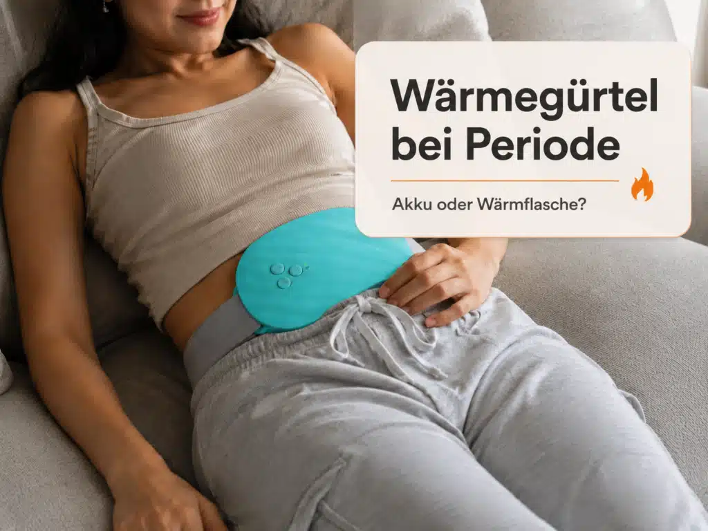 - Frau entspannt auf dem Sofa mit Wärmegürtel Periode zur Wärmebehandlung bei Unterleibsschmerzen