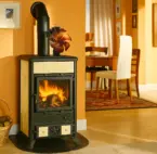 Ist ein Ofenventilator sinnvoll? Ein Ofenventilator steht auf einem Kamin