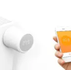 Smart Thermostat Ein Heizkörper mit einem Smart Thermostat, welches über eine App mit dem Handy eingestellt wird