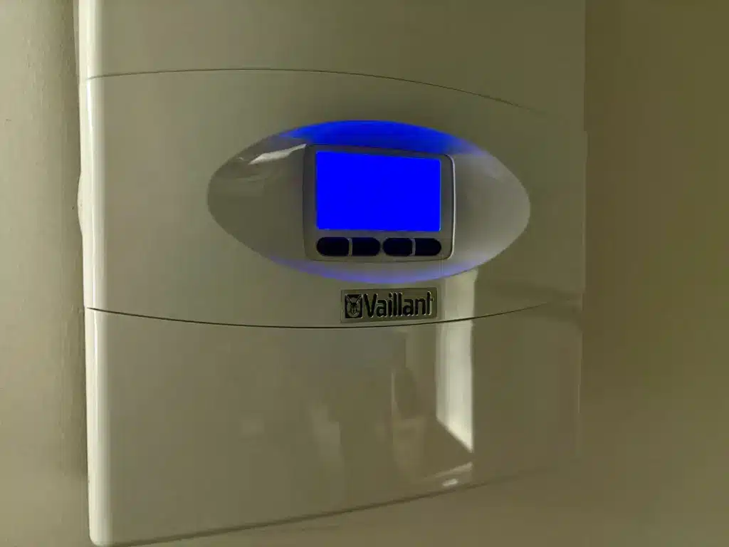 Ein Vaillant Durchlauferhitzer mit einer Einstellung von 39°C Warmwassertemperatur