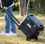 Powerstation 2000 Watt Mobile 2000 Watt Powerstation mit Rollen wird im Freien gezogen . Tragbarer Stromspeicher für Camping, Outdoor und Notstrom