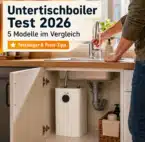 Untertischboiler Quadratisches Artikelbild zum Untertischboiler-Test 2026 mit geöffneter Spüle, eingebautem Untertischboiler und Hinweis auf 5 Modelle im Vergleich.