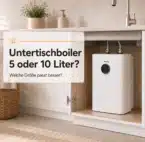 Untertischboiler 5 oder 10 Liter Untertischboiler im geöffneten Unterschrank mit zwei angeschlossenen Schläuchen und Overlay „Untertischboiler 5 oder 10 Liter? Welche Größe passt besser?“