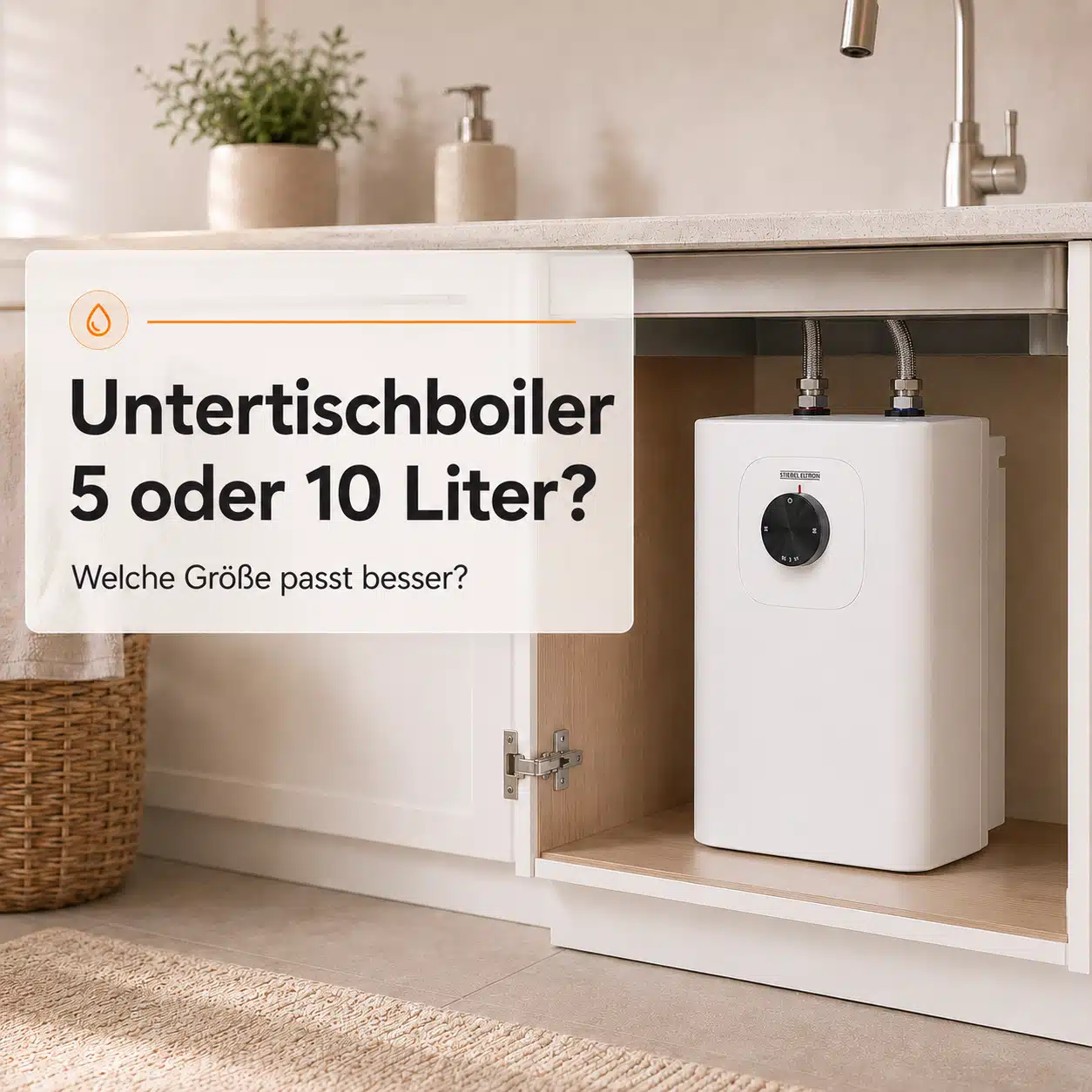 Untertischboiler im geöffneten Unterschrank mit zwei angeschlossenen Schläuchen und Overlay „Untertischboiler 5 oder 10 Liter? Welche Größe passt besser?“