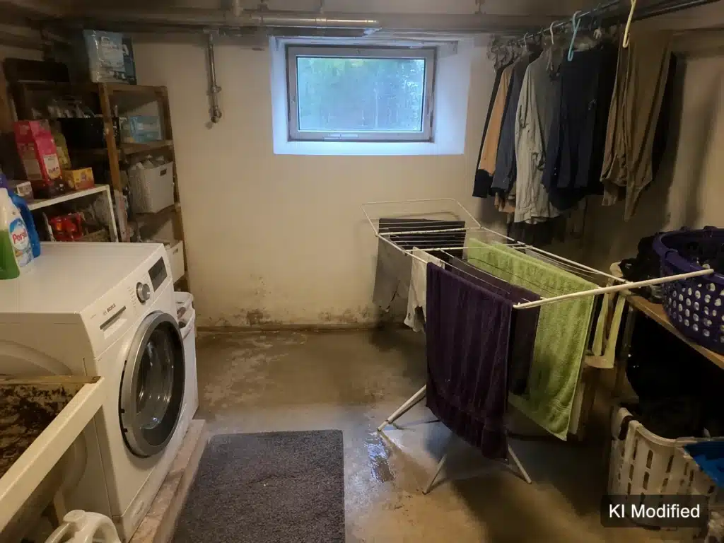 - Keller entfeuchten bei einem feuchten Waschkeller mit Waschmaschine und aufgehängter Wäsche