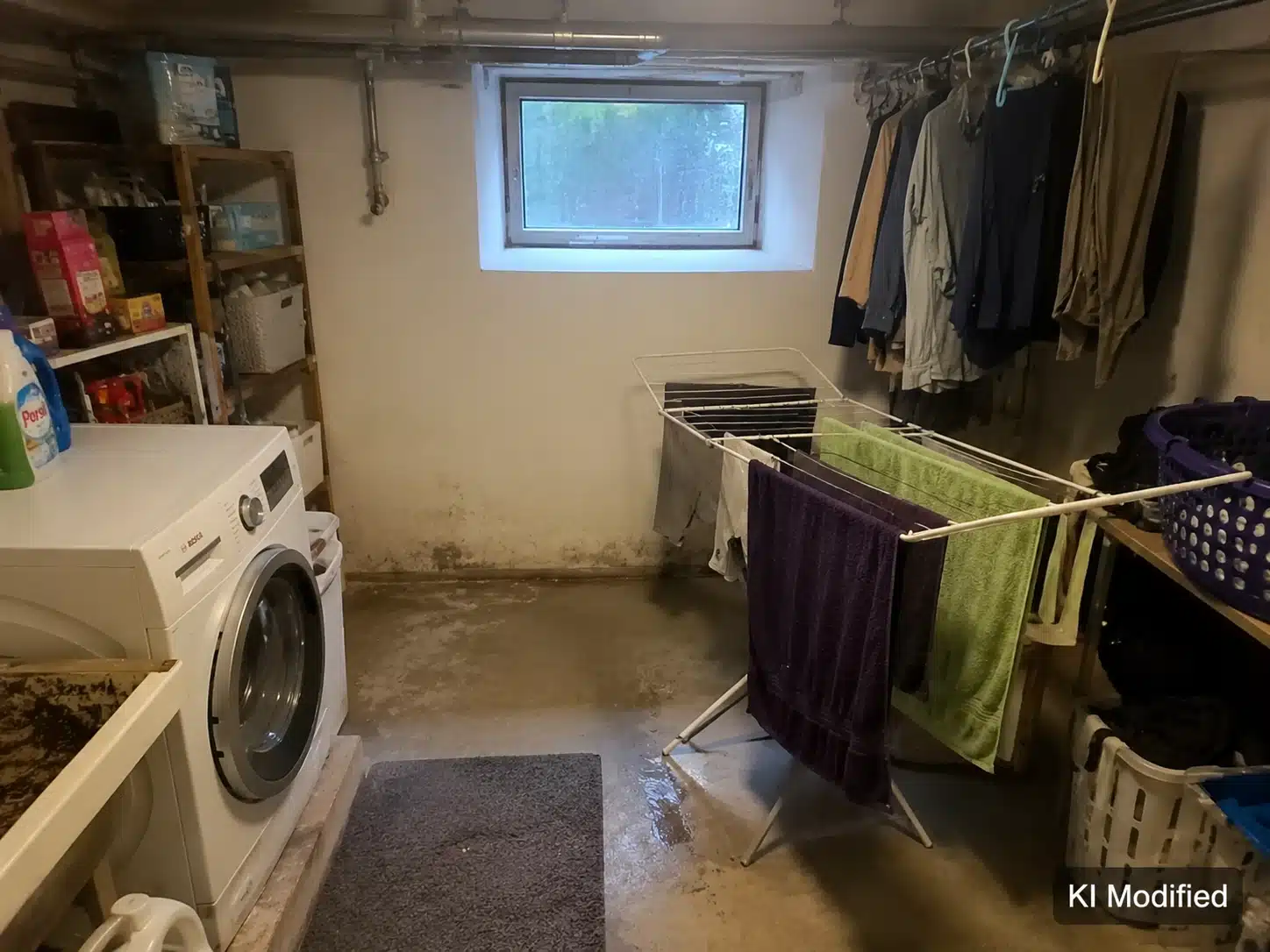 Keller entfeuchten bei einem feuchten Waschkeller mit Waschmaschine und aufgehängter Wäsche