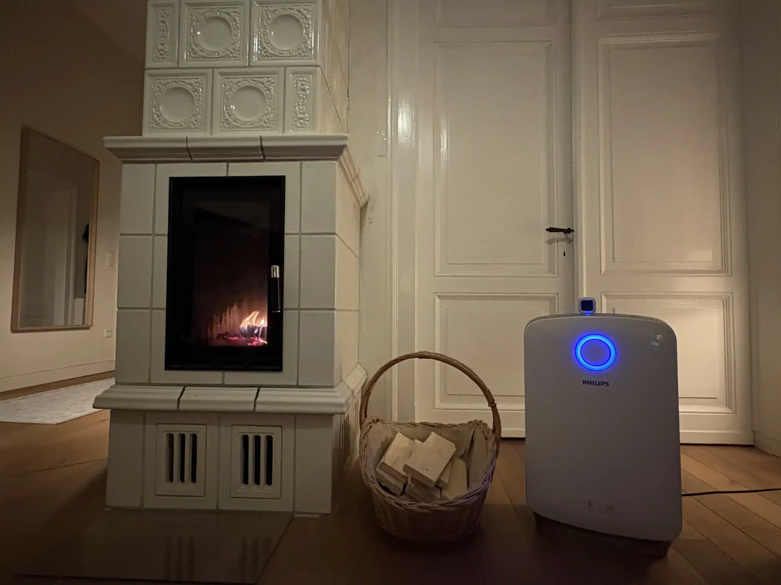 Luftreiniger Kaminofen Praxistest mit Philips Luftreiniger neben brennendem Ofen